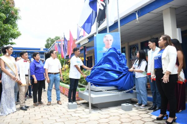 Develan monumento en honor a Josefa Toledo de Aguerrí en el 47 aniversario del Centro Tecnológico en Juigalpa