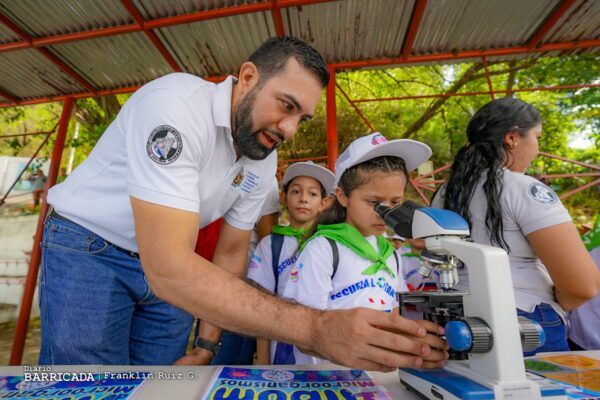 Estudiantes aprenden sobre el Cuido del Agua en el Proyecto Escuelas Flotantes