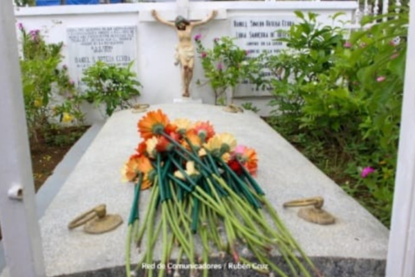 Álbum Fotográfico de la Entrega de Flores que se realizó este 30 de mayo a la Compañera Lidia Saavedra (Madre de Nuestro Comandante Daniel Ortega)