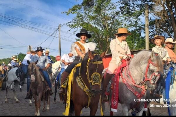 Familias de Carazo celebraron tradicional desfile hípico en el municipio de Dolores