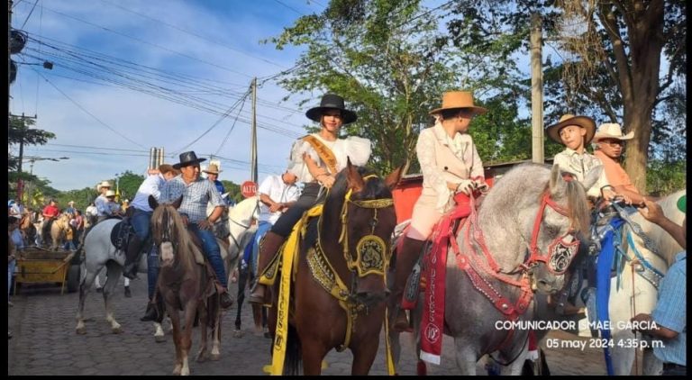 Familias de Carazo celebraron tradicional desfile hípico en el municipio de Dolores