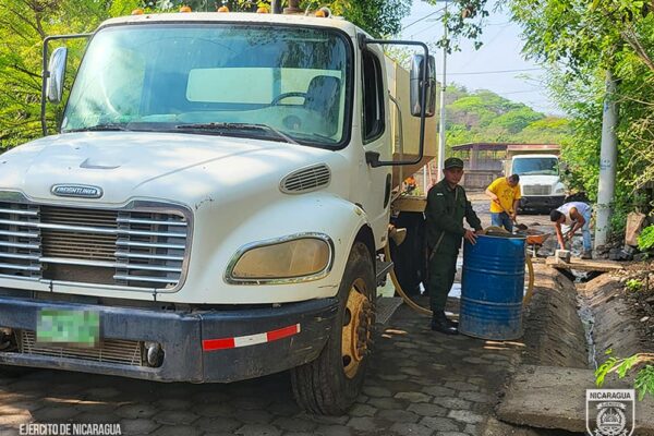 Cuerpo de ingenieros del Ejército inauguran adoquinado en municipio de León