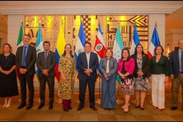 Ministra de Educación, Compañera Mendy Arauz, con ministr@s de Educación de Centroamérica en el Salvador