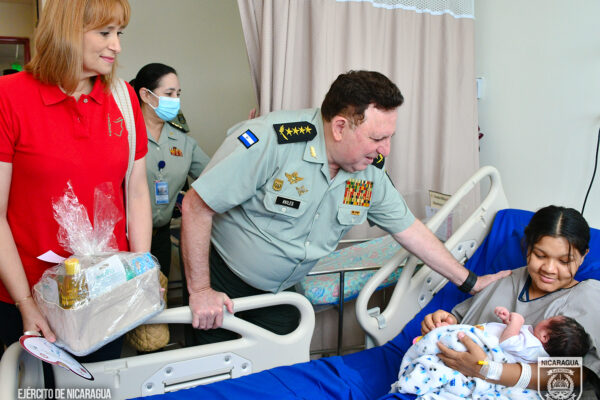 Autoridades del Ejército visitan a madres en el Hospital Dr. Alejandro Dávila Bolaños