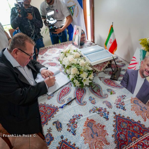 Foto de Galería: Firma de Libro de Condolencias en Embajada de la República Islámica de Irán