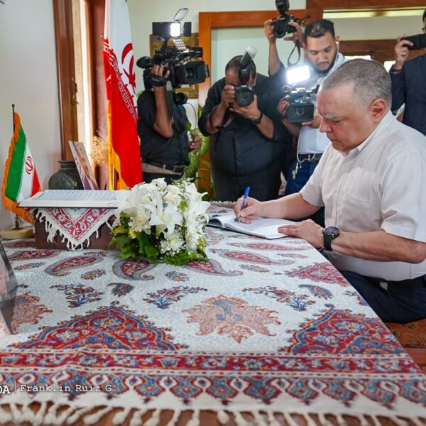 Foto de Galería: Firma de Libro de Condolencias en Embajada de la República Islámica de Irán