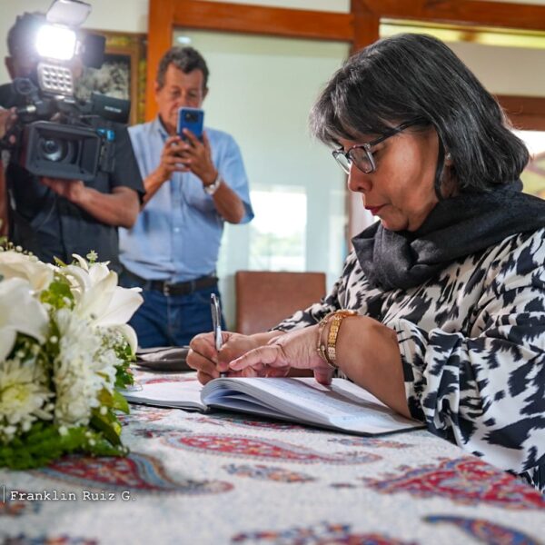 Foto de Galería: Firma de Libro de Condolencias en Embajada de la República Islámica de Irán