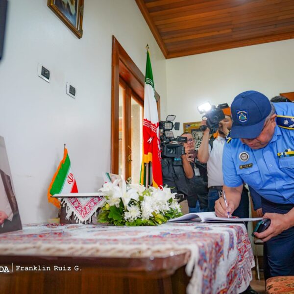 Foto de Galería: Firma de Libro de Condolencias en Embajada de la República Islámica de Irán