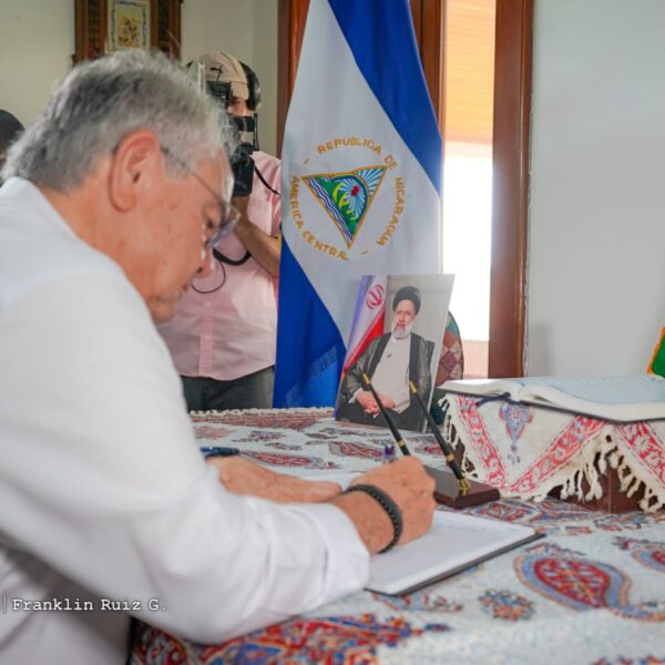 Foto de Galería: Firma de Libro de Condolencias en Embajada de la República Islámica de Irán