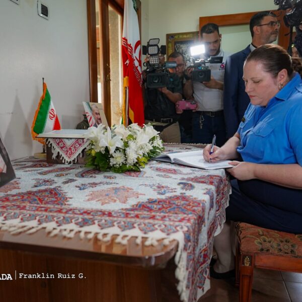 Foto de Galería: Firma de Libro de Condolencias en Embajada de la República Islámica de Irán