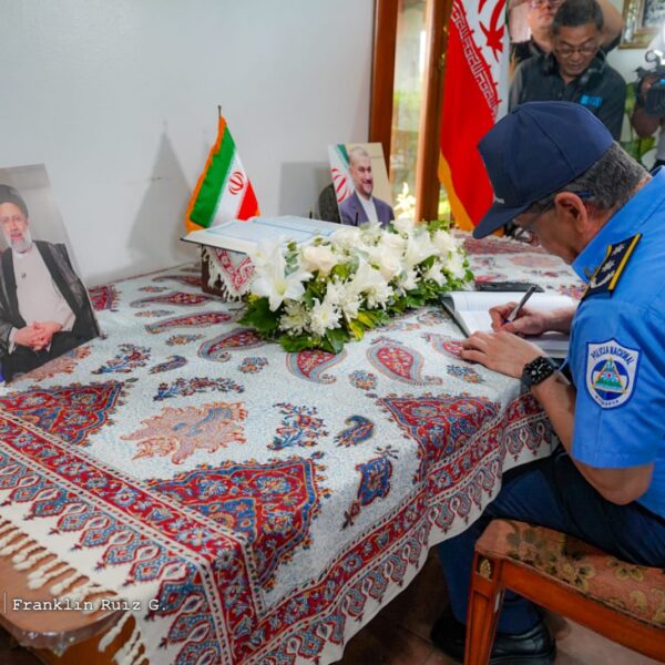 Foto de Galería: Firma de Libro de Condolencias en Embajada de la República Islámica de Irán