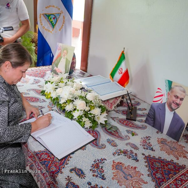 Foto de Galería: Firma de Libro de Condolencias en Embajada de la República Islámica de Irán