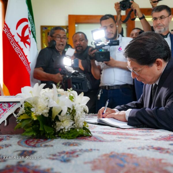 Foto de Galería: Firma de Libro de Condolencias en Embajada de la República Islámica de Irán
