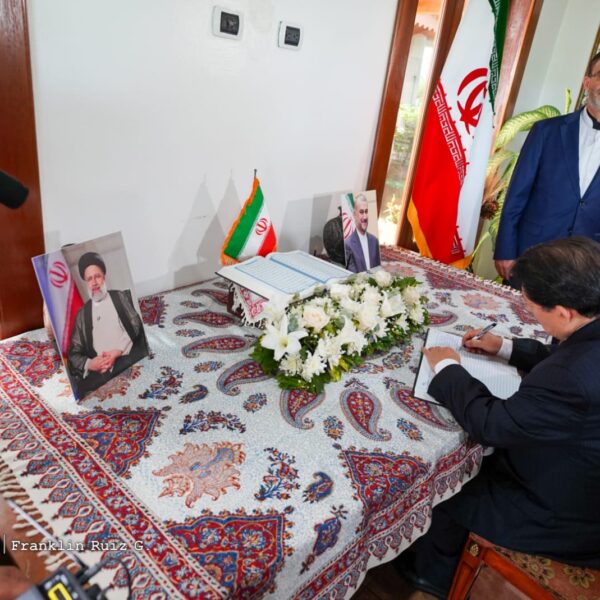 Foto de Galería: Firma de Libro de Condolencias en Embajada de la República Islámica de Irán