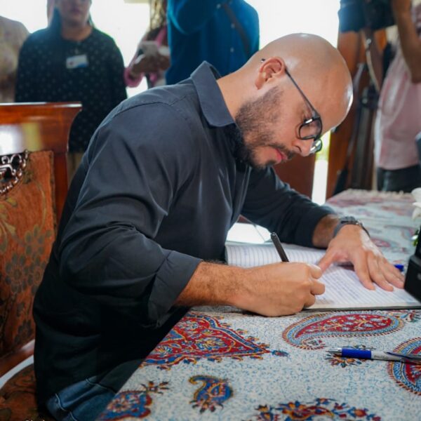Foto de Galería: Firma de Libro de Condolencias en Embajada de la República Islámica de Irán