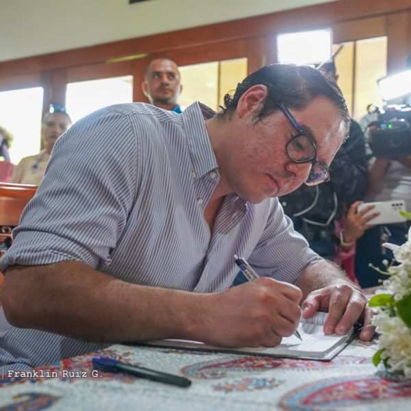 Foto de Galería: Firma de Libro de Condolencias en Embajada de la República Islámica de Irán