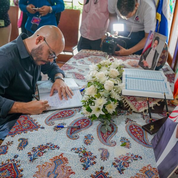 Foto de Galería: Firma de Libro de Condolencias en Embajada de la República Islámica de Irán