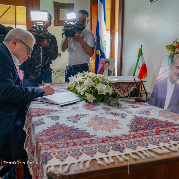 Foto de Galería: Firma de Libro de Condolencias en Embajada de la República Islámica de Irán