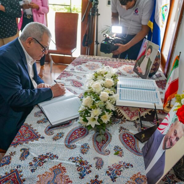 Foto de Galería: Firma de Libro de Condolencias en Embajada de la República Islámica de Irán