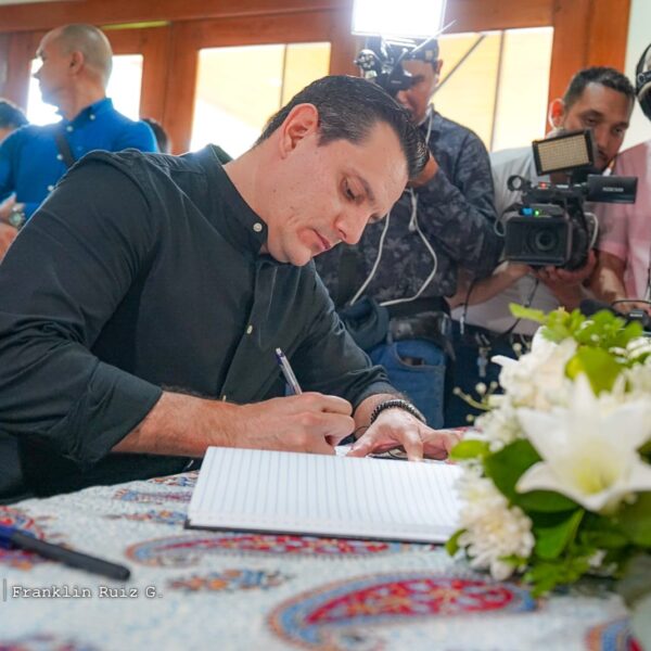 Foto de Galería: Firma de Libro de Condolencias en Embajada de la República Islámica de Irán