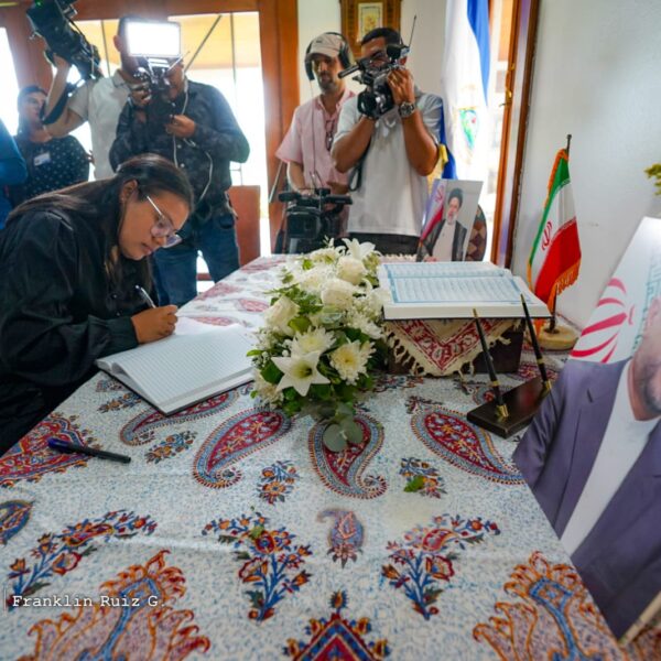 Foto de Galería: Firma de Libro de Condolencias en Embajada de la República Islámica de Irán