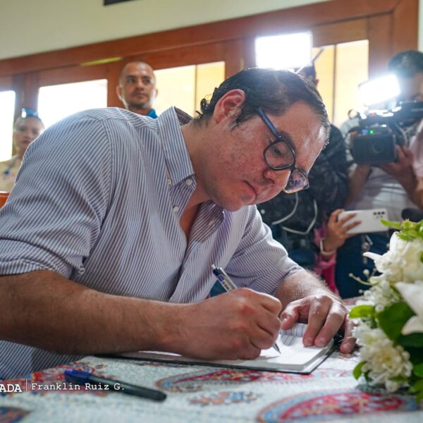 Foto de Galería: Firma de Libro de Condolencias en Embajada de la República Islámica de Irán