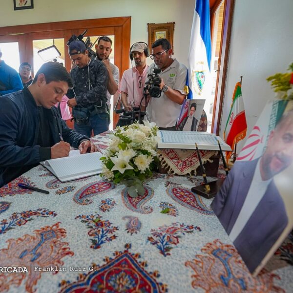 Foto de Galería: Firma de Libro de Condolencias en Embajada de la República Islámica de Irán