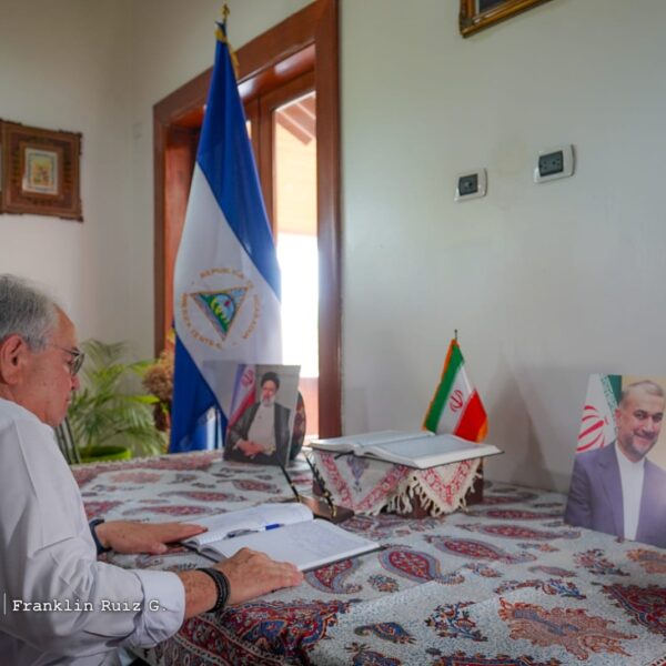 Foto de Galería: Firma de Libro de Condolencias en Embajada de la República Islámica de Irán