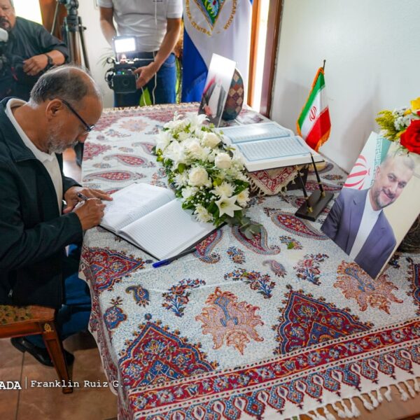 Foto de Galería: Firma de Libro de Condolencias en Embajada de la República Islámica de Irán