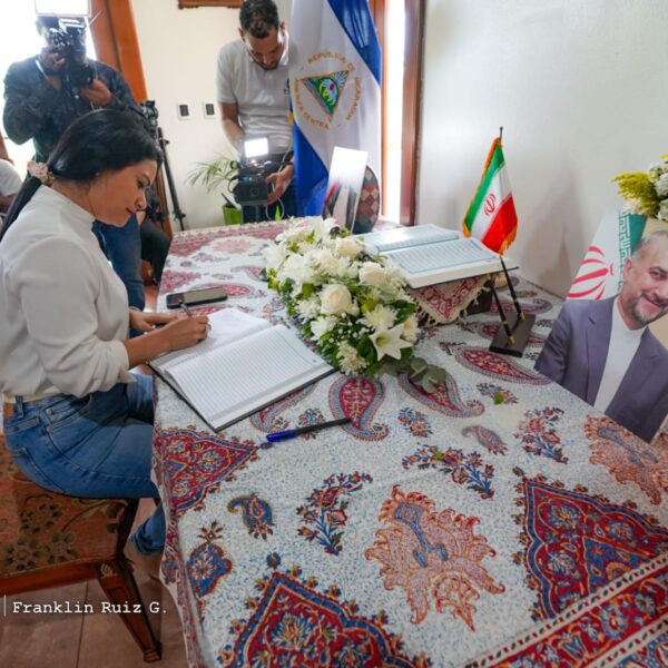 Foto de Galería: Firma de Libro de Condolencias en Embajada de la República Islámica de Irán
