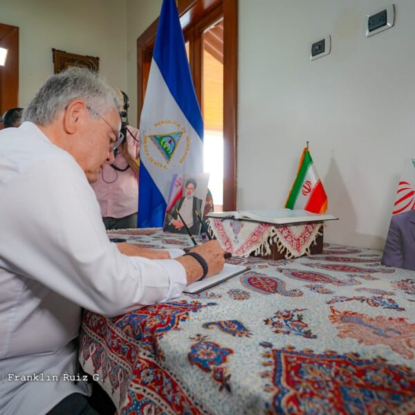 Foto de Galería: Firma de Libro de Condolencias en Embajada de la República Islámica de Irán