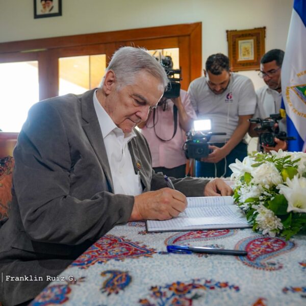 Foto de Galería: Firma de Libro de Condolencias en Embajada de la República Islámica de Irán