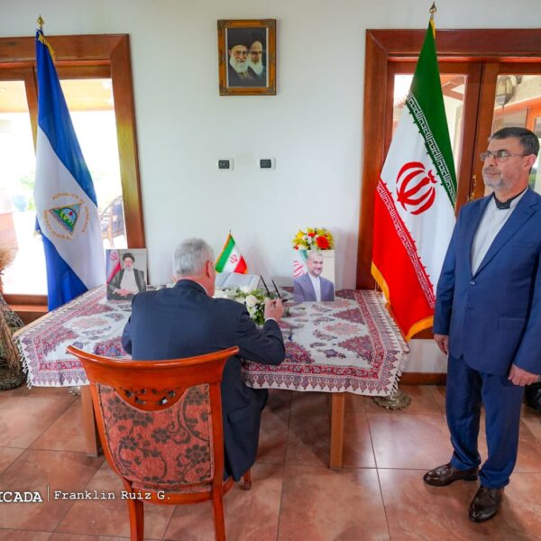 Foto de Galería: Firma de Libro de Condolencias en Embajada de la República Islámica de Irán
