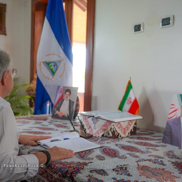 Foto de Galería: Firma de Libro de Condolencias en Embajada de la República Islámica de Irán
