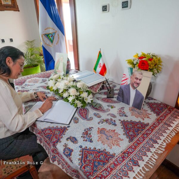 Foto de Galería: Firma de Libro de Condolencias en Embajada de la República Islámica de Irán