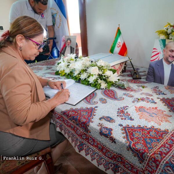 Foto de Galería: Firma de Libro de Condolencias en Embajada de la República Islámica de Irán