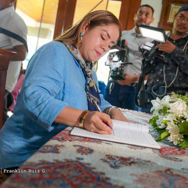 Foto de Galería: Firma de Libro de Condolencias en Embajada de la República Islámica de Irán