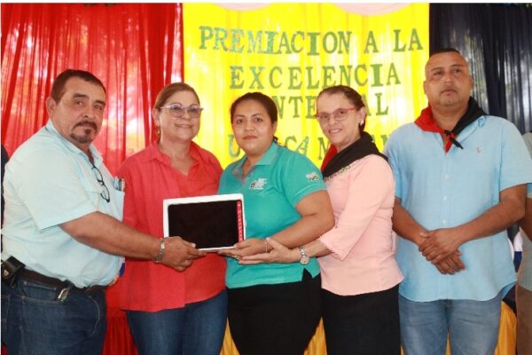 Estudiantes del programa UNICAM en Mulukukú reciben premio a la excelencia académica integral