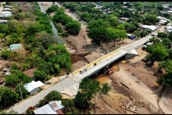 Con nuevo puente León fortalece conectividad