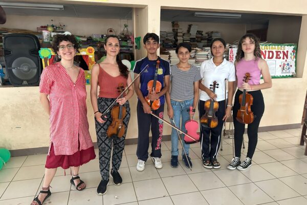 Maestras italianas imparten clases magistrales de música a estudiantes nicaragüenses