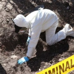 Extraen 21 cuerpos de fosa clandestina en Guanajuato, México