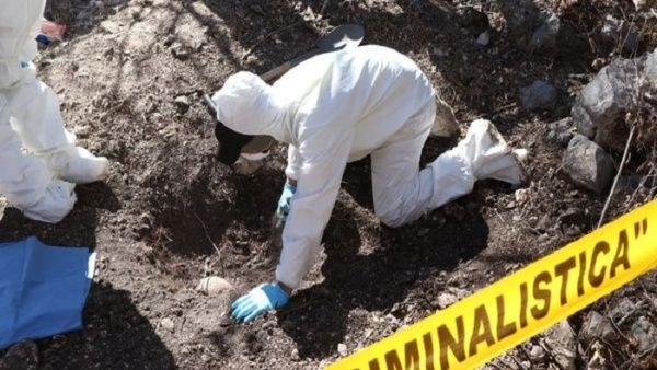 Extraen 21 cuerpos de fosa clandestina en Guanajuato, México