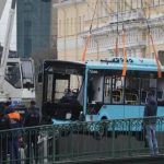 Siete fallecidos tras precipitarse autobús a un río en Rusia