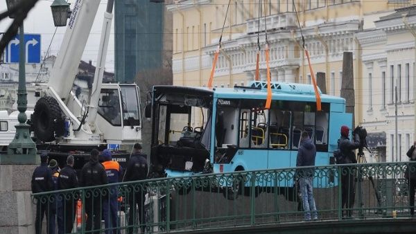 Siete fallecidos tras precipitarse autobús a un río en Rusia