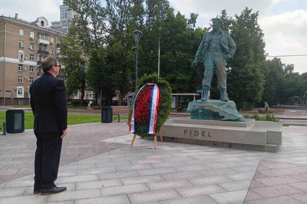 Canciller de Cuba rinde tributo a Fidel y héroes de Rusia