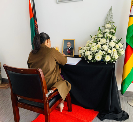 Nicaragua Firma Libro de Condolencias en Embajada de Malaui en Zimbabue