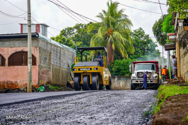 Nuevas calles asfálticas se incorporan en barrio Villa Roma