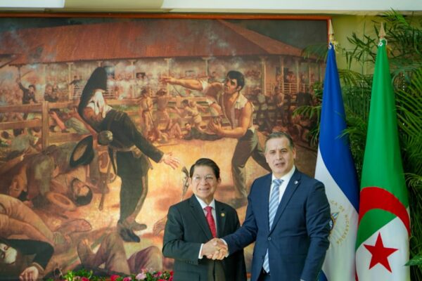 Primer Embajador de Argelia en Nicaragua presenta Copias de Estilo
