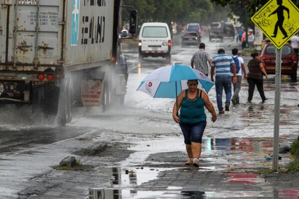 Ineter pronostica más lluvias para esta semana por la llegada de tres ondas tropicales