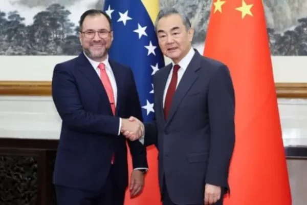 Cancilleres de China y Venezuela acuerdan afianzar una relación de altura estratégica